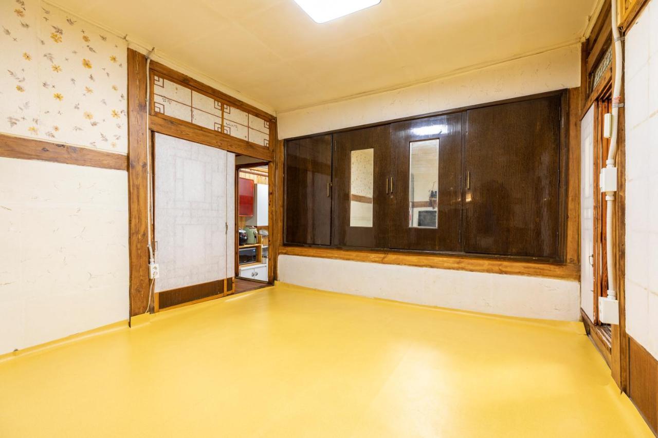 Guest house Dongmyo Hanok Sihwadang - Private Korean Style House In The Center With A Beautiful Garden