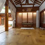 Dongmyo Hanok Sihwadang - Private Korean Style House In The City Center With A Beautiful Garden