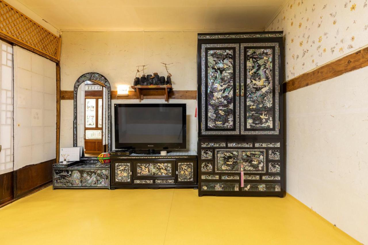 Dongmyo Hanok Sihwadang - Private Korean Style House In The Center With A Beautiful Garden